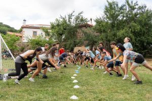 alumnos disfrutando de un viaje de fin de curso para primaria y secundaria al aire libre