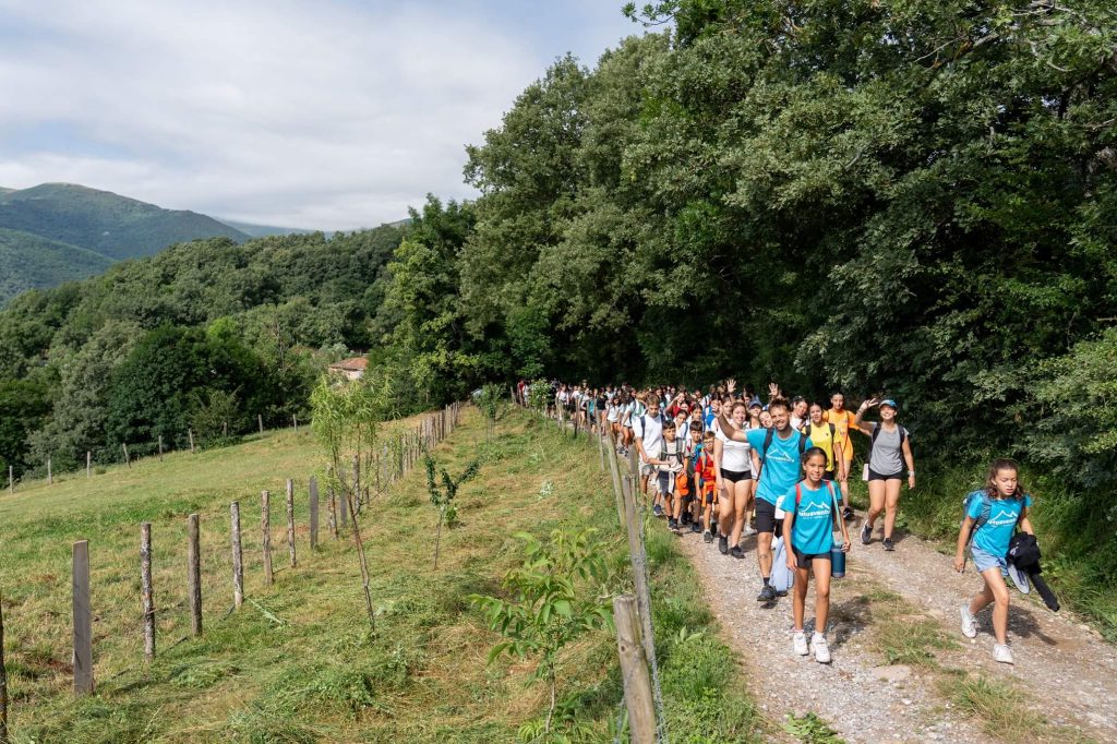 estudiantes disfrutando actividades en destinos para viajes de fin de curso en España